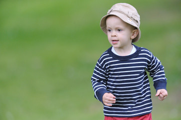 enfant court pelouse