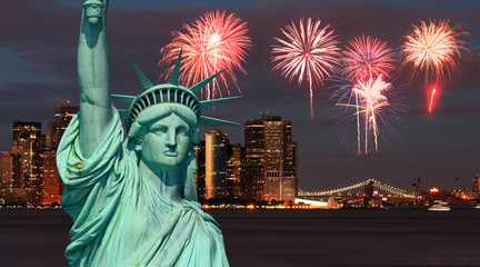 Fototapeta premium The Statue of Liberty and New York City