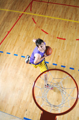 Obraz premium basket ball game player at sport hall
