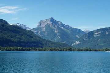 lac au pied des alpes
