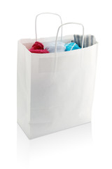 Sac shopping blanc avec vêtements