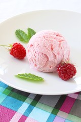 eis mit himbeeren und minze