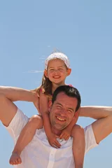 Foto op Plexiglas Vater mit Kind auf  Schultern © Gunnar Nienhaus