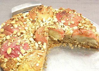 Angeschnittener  Vollkornapfelkuchen auf Kuchenplatte