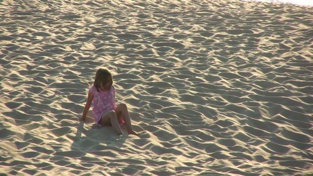 soulever du sable avec ses pieds