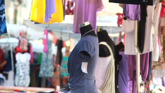 fillette au milieu du march&eacute;