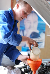 Auff&uuml;llen von Motoroel