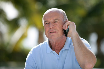 Portrait d'un homme senior avec téléphone portable