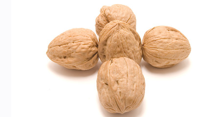 composición nueces sobre fondo blanco con forma de cruz