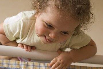 Danger, risque de chute de bébé. Table à langer