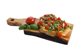 bruschetta auf servierplatte aus olivenholz