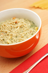 Nudel suppe mit brokkoli