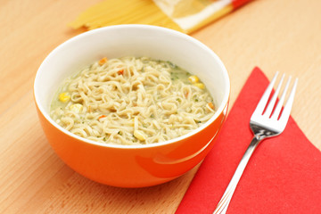 Nudel suppe mit brokkoli