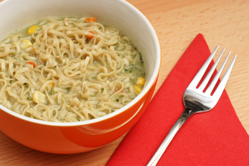 Nudel suppe mit brokkoli