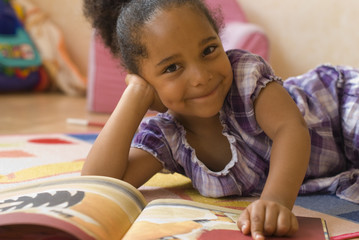 Jeune fille lisant un livre dans sa chambre - lecture
