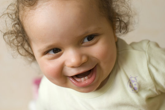 Portrait d'un bébé riant - rire de bébé