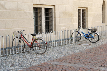 Due biciclette in una rastrelliera