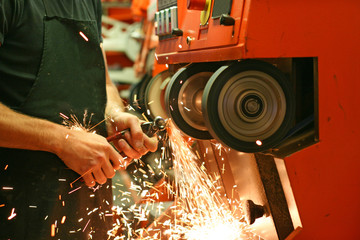 Arbeiter beim Schleifen