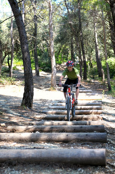 Descente d'escalier en v&eacute;lo tout terrain.