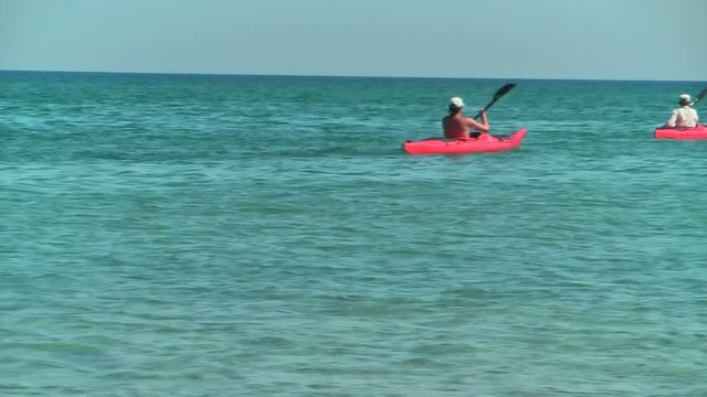 Canoe nel mare riprese da vicino