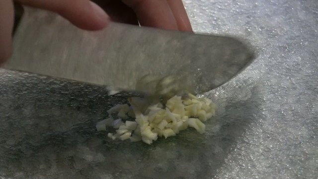 Knoblauch hacken