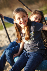 Mädchen am Reck auf Spielplatz