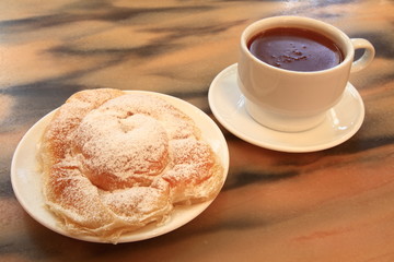 Ensaimada und heisse Trinkschokolade,typisch auf Mallorca