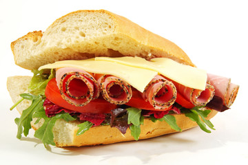 brot mit schinken,käse,tomaten und basilikum