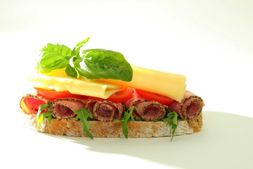 brot mit schinken käse und basilikum