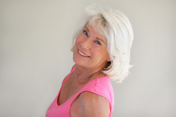 femme senior souriante de profil © auremar
