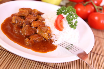 Gulasch mit reis