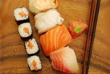 Nigiri/Maki sushi meal (salmon, swordfish, shrimp, octupus)