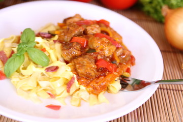 Gulasch mi Nudeln