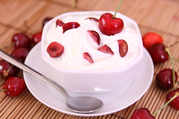 Quark mit frischen Kirschen