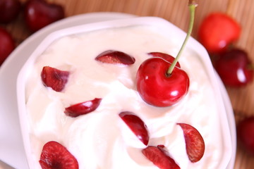 Quark mit frischen Kirschen