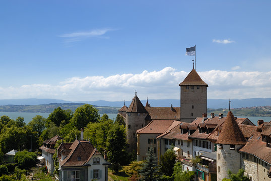 Burg und Wasser