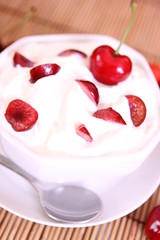 Quark mit frischen Kirschen