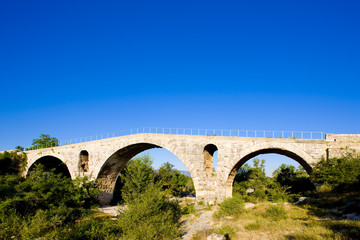 Fototapeta na wymiar Pont Julien, Provence, France