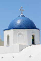 Fototapeta na wymiar Dôme bleu d'une chapelle, Santorin