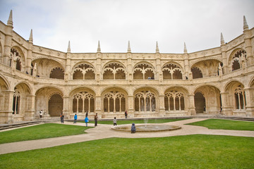 Fototapeta na wymiar Blick in den Innenhóf des Jeronimos Kloster in Lissabon