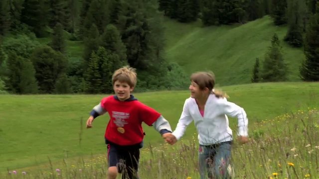 bambini corrono in montagna