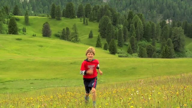 bambino corre in montagna