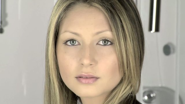 zoom su primo piano di donna che sorride