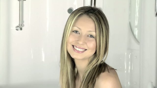 Bella ragazza sorride in bagno
