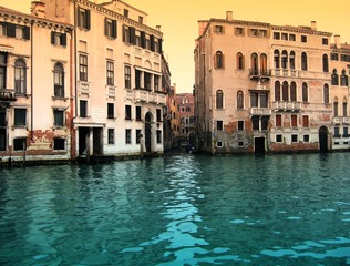 Fototapeta na wymiar waterway in Venice
