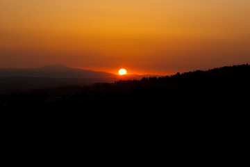 Sonnenuntergang über den Hügeln der Toskana