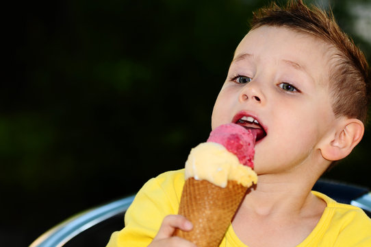 kind mit eis