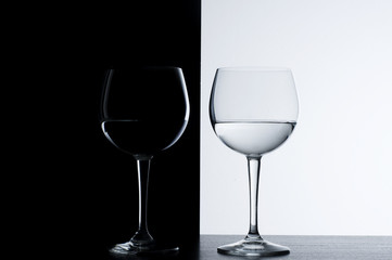 calici di vino in controluce
