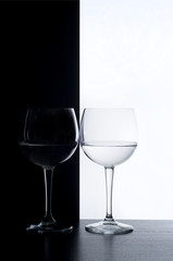 calici di vino in controluce