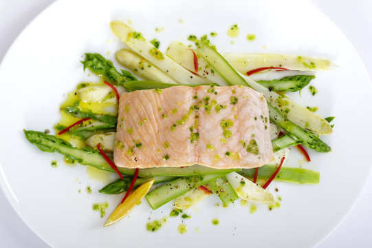 Lachsfilet auf Spargel